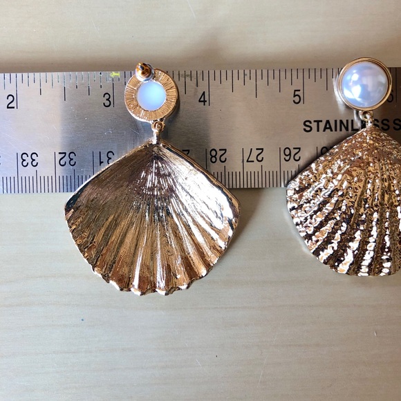 💐NWOT! Seashell Shaped Gold Colored Drop Earrings - Picture 3 of 3